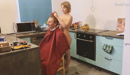 Порно видео - Парикмахерша трахает клиента в салоне красоты при жене