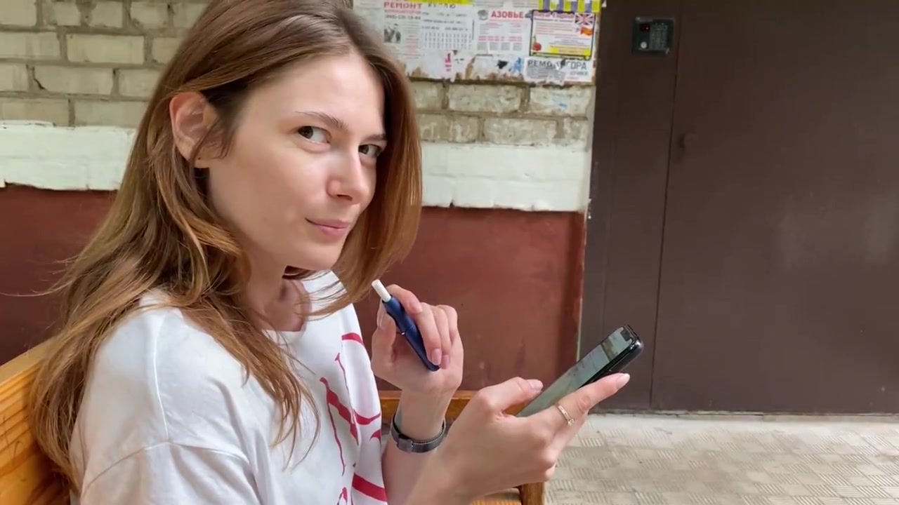 Порно видео - Худенькую украинку за деньги выебал в подъезде пикапер, хотя  хотел увидеть ее жопу